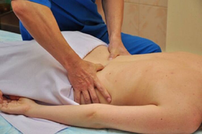 Massage pour le traitement efficace de l'ostéochondrose de la colonne lombaire.