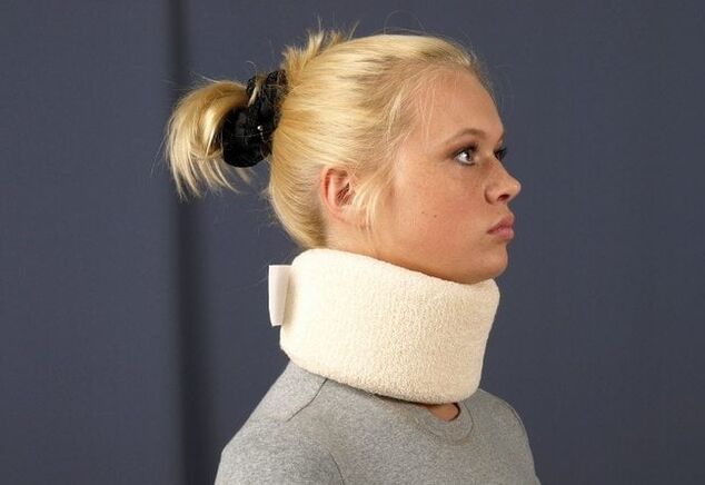Pour traiter l'ostéochondrose cervicale, les femmes doivent porter un collier Shants